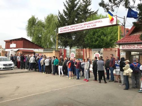 Időnap előtt elfogytak a jegyek, visszaélések is történtek (Sepsiszentgyörgy)