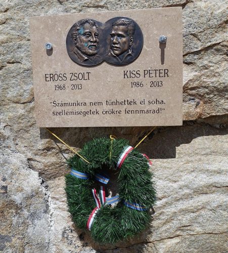 Emléktáblát állítottak Erőss Zsoltnak és Kiss Péternek a Kancsendzönga alaptáborában