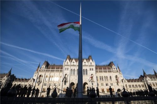 Aradi vértanúk – Felvonták, majd félárbócra engedték a nemzeti lobogót az Országház előtt