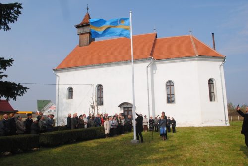 Székely zászlót avattak a templomkertben (Gyümölcstermő élet Kézdioroszfaluban)