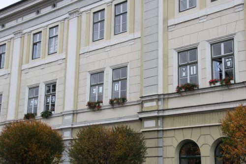 Ünnep tiltakozással – Iskolájuk nevét védik a mikós diákok