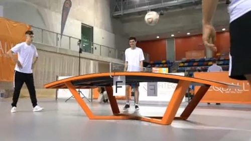 Ível az ívelt asztal népszerűsége (Teqball) – VIDEÓ