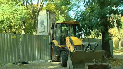 Szovjet emlékművet bontottak le Varsóban (VIDEÓ)