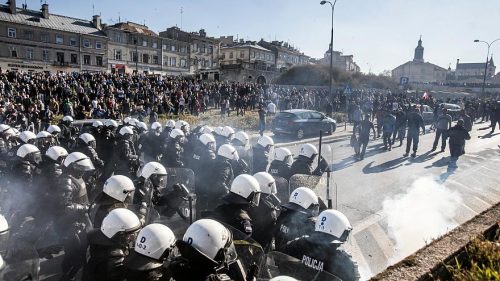 Lengyelország: Melegfelvonulás könnygáz füstjében (VIDEÓ)