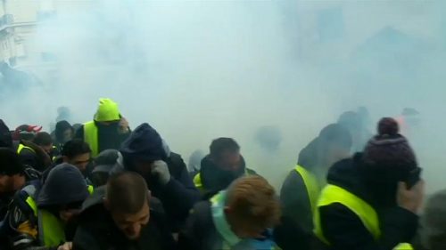 Könnygáz a Champs-Élysées-n (VIDEÓ)