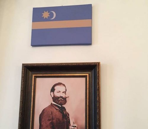 A székely zászlót és a városcímert ábrázoló „műalkotásokat” helyeztek ki Székelyudvarhelyen