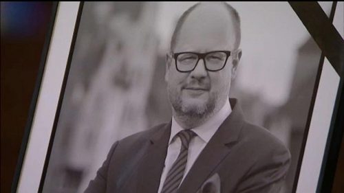 Ezrek búcsúznak a meggyilkolt gdanski polgármestertől (VIDEÓ)