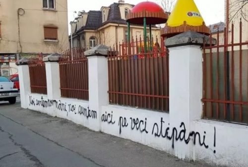 Újból román nacionalista feliratokat firkáltak a bukaresti magyar líceum kerítésére