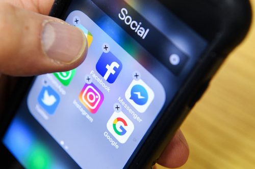 A Facebook és a Twitter bejelentette: Iránhoz, Oroszországhoz és Venezuelához köthető profilokat távolított el