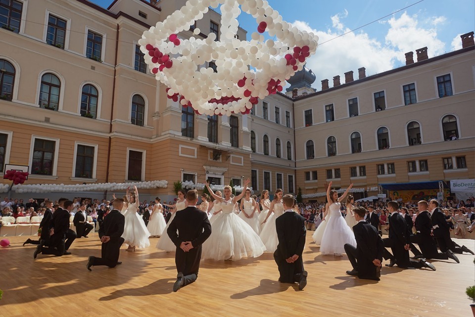 Pompa és ragyogás a János Zsigmond Unitárius Kollégium IX. Udvari Bálján (VIDEÓ)