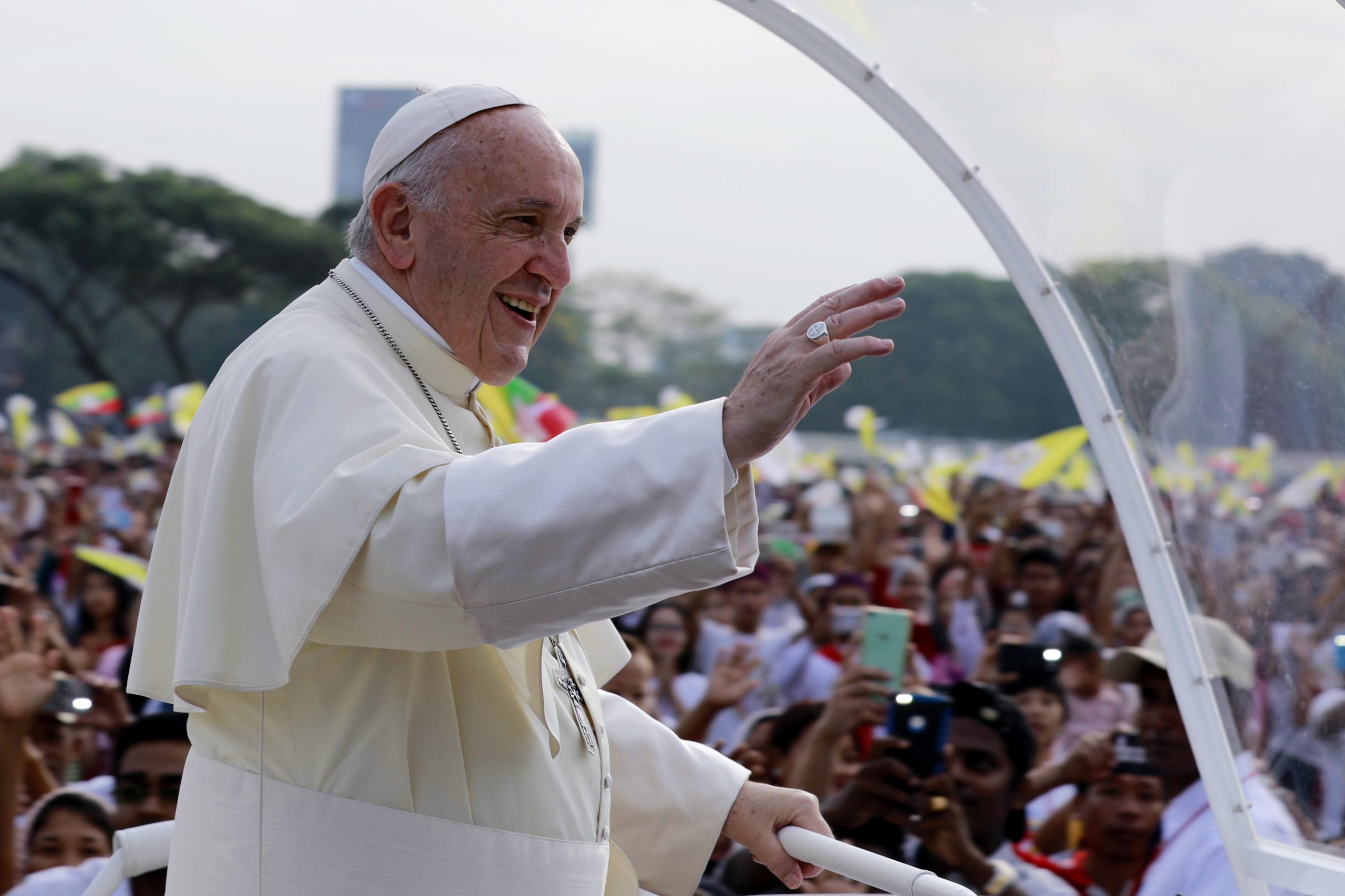 Sürgősségi kormányrendelettel engedélyezték Romániában a pápamobil egyedi rendszámát