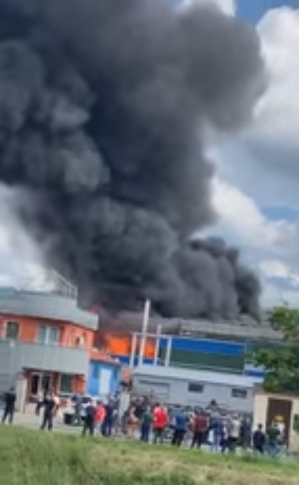 Tűz ütött ki egy székelyudvarhelyi autóbontó lerakatánál; két munkás kisebb sérüléseket szenvedett (VIDEÓ)