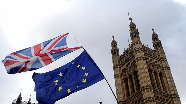 Jóváhagyta a királynő a brit parlament felfüggesztését (VIDEÓ)
