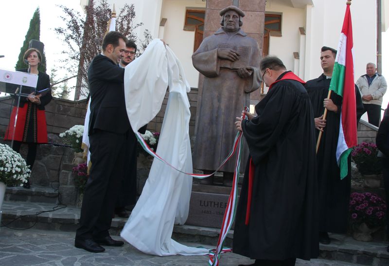 Luther-szobor Sepsiszentgyörgyön – Isten és ember iránti szeretetben élni