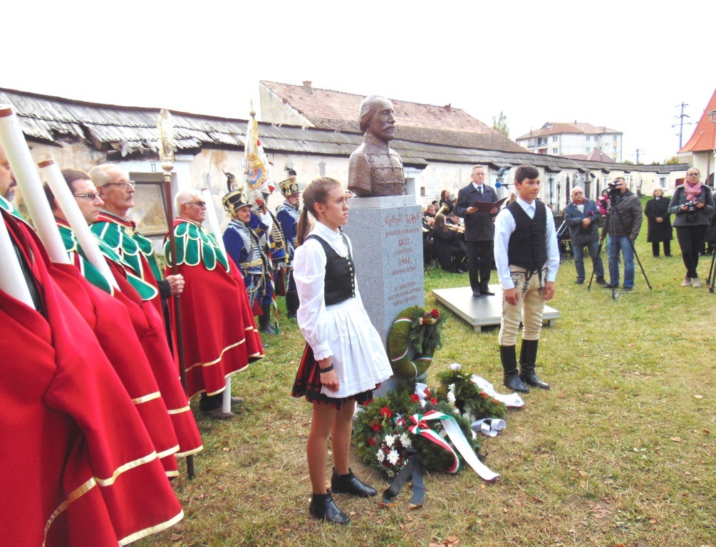 Három nemzet hőse