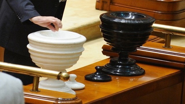 Megszavazta a parlament a bizalmatlansági indítványt