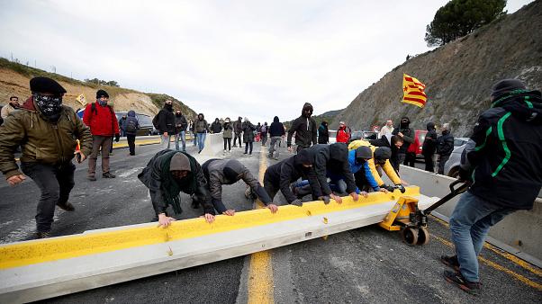 Katalán tüntetők zárták le a spanyol-francia határt (VIDEÓ)
