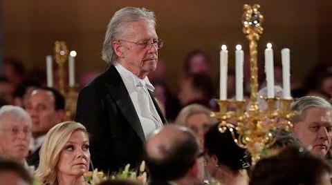 Az irodalmi Nobel-díj idei nyertese ellen tüntettek Stockholmban (VIDEÓ)