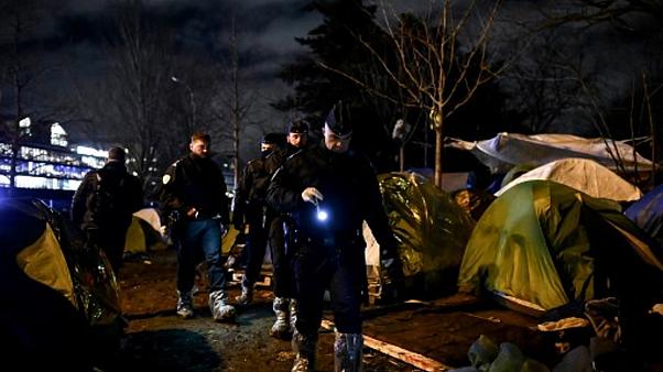 Felszámoltak egy migránstábort Párizsban, 1500 ember sátrazott az utcán (VIDEÓ)