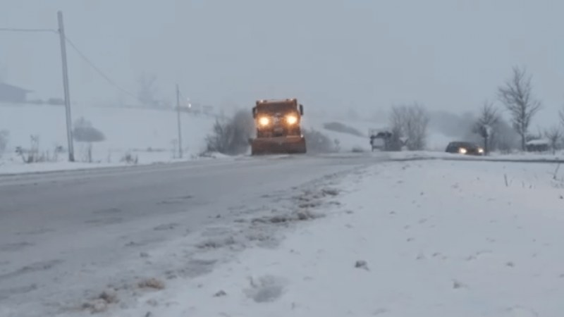 Téli útviszonyok közepette zajlik a közlekedés az ország több megyéjében