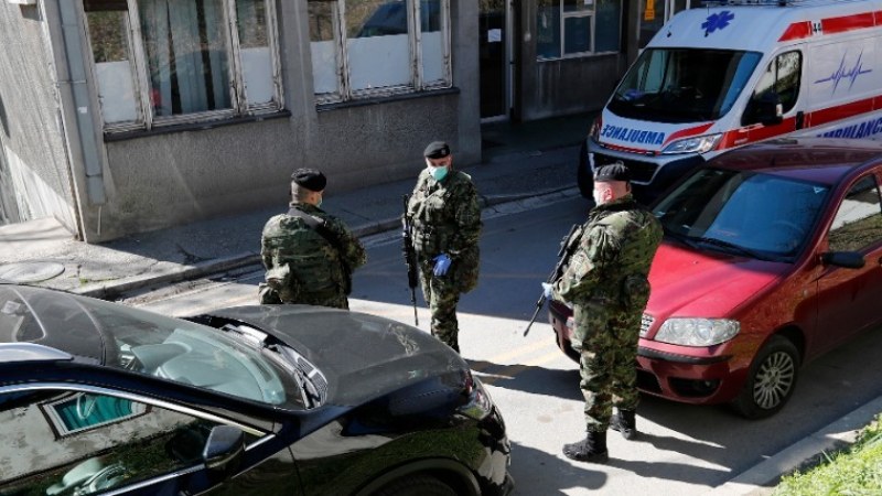 Szerbia lezárta határait saját állampolgárai előtt is, a román hadsereg tábori kórházat épít