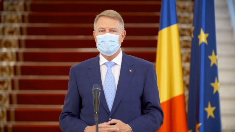 Klaus Iohannis: Május 15-e után a beltéri nyilvános helyeken és a közszállítási járműveken mindenkinek maszkot kell viselnie