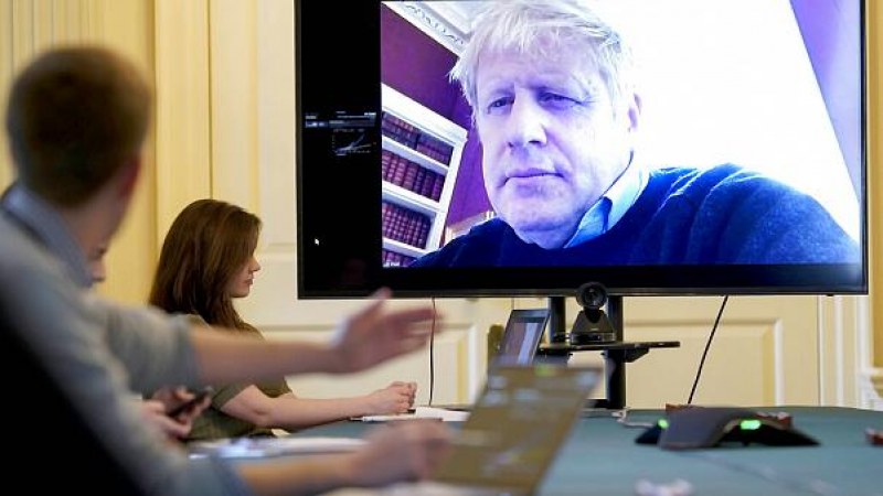 Kórházban a brit kormányfő, a királynő buzdít (VIDEÓ)