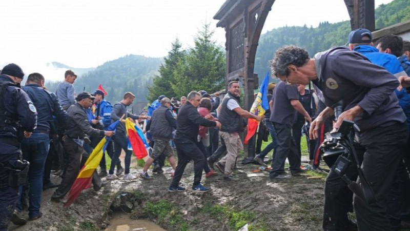 Úzvölgyi katonatemető – Román nacionalisták közel százfős csoportja ünnepelt a sírkertben