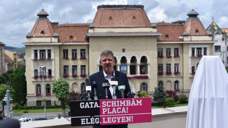 Elég. Legyen!− Dorin Florea 20 éves regnálását jelképező szobrot leplezett le Soós Zoltán Marosvásárhelyen