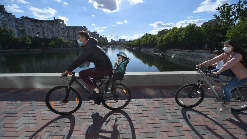 Újabb korlátozásokat oldanak fel mától a hatóságok