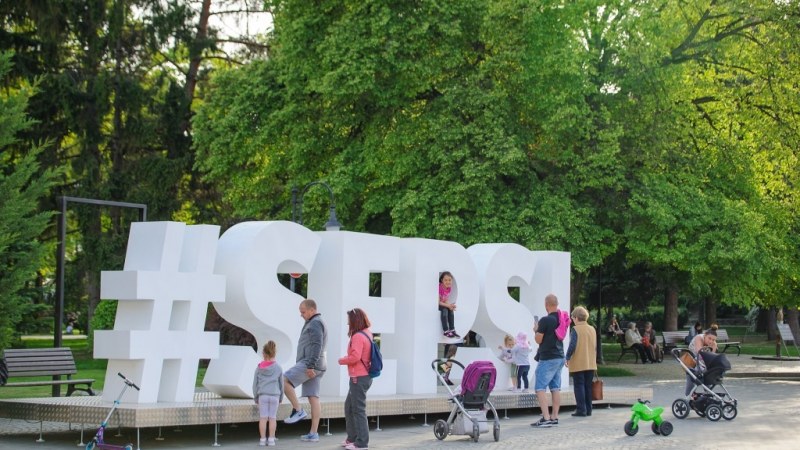 Betűoázis készül Sepsiszentgyörgy Főterén. Nyári ruhában a #SEPSI