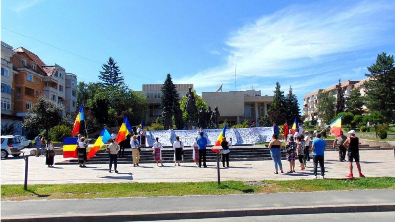 Elenyésző számban ünnepeltek