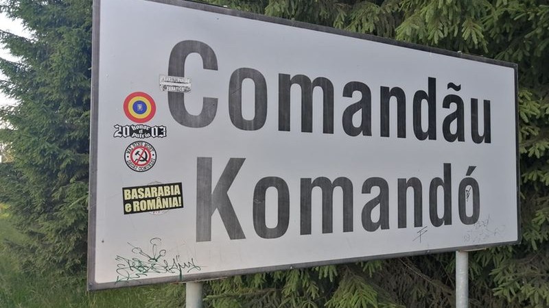 Megrongálták Kommandó falutábláját