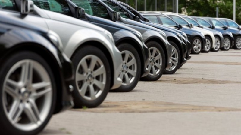 Romániában az első fél évben 30 százalékkal esett vissza a forgalomba helyezett új járművek száma