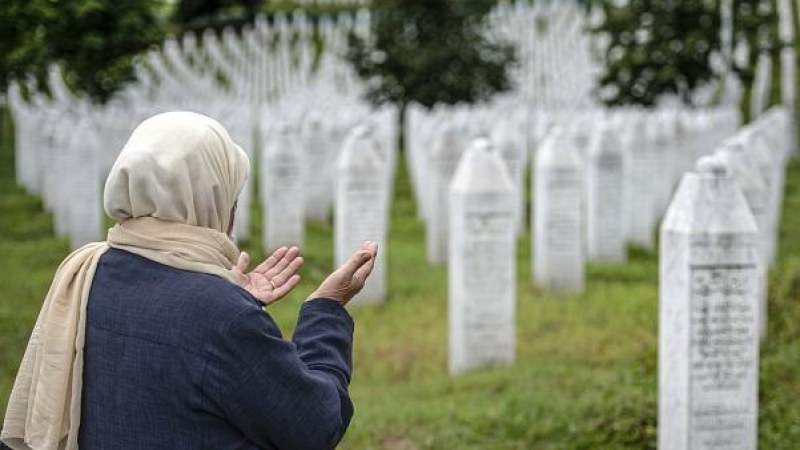 A koronavírus-járvány árnyékában emlékeznek a 25 évvel ezelőtt történt srebrenicai mészárlásra