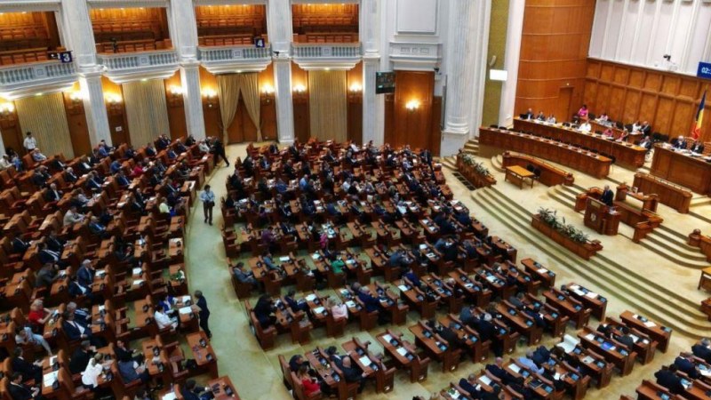 A román parlament elvette a kormánytól a parlamenti választások kiírásának jogát