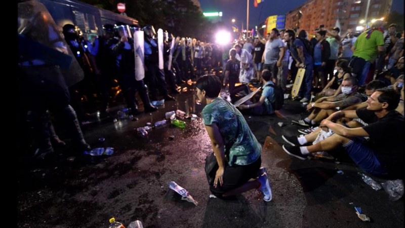 A békés tüntetők bűnrészességére hivatkozik az ügyészség