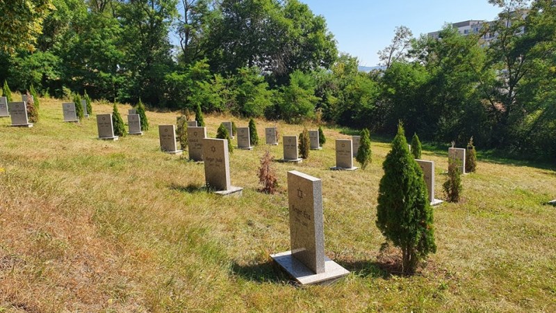 Síremléket avatnak a sepsiszentgyörgyi holokauszt-emlékparkban