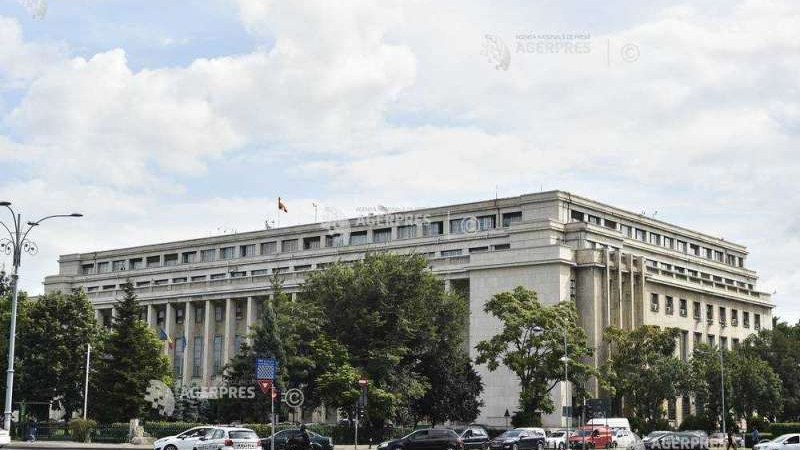 CNSU-határozat: Kinyithatnak szeptember elsejétől a beltéri éttermek és kávézók, újrakezdhetik tevékenységüket a mozik, színházak