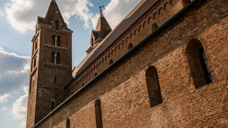 Felújítás után felszentelték Erdély egyik legnagyobb Árpád-kori román stílusú bazilikáját