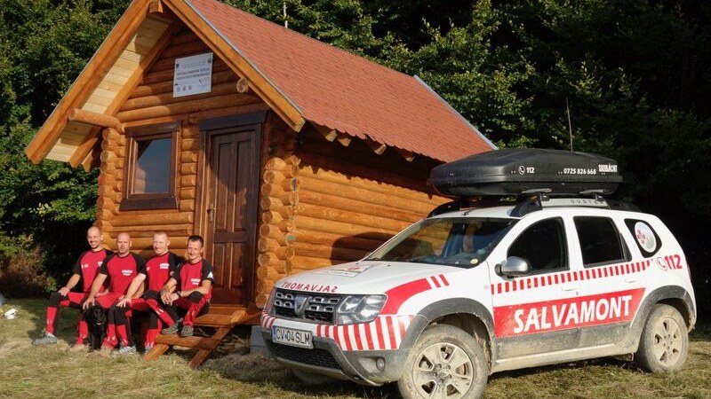 Átadtak két menedékhelyet – Bakancsos turizmus (Kovászna megye)