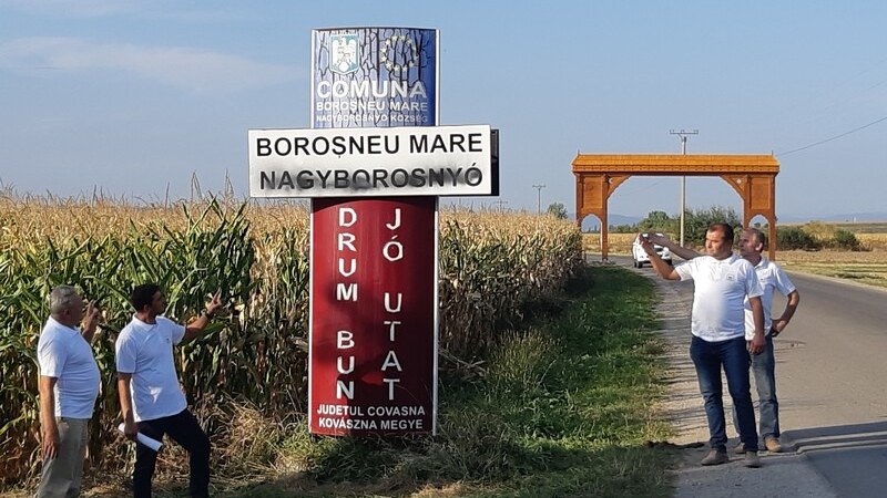 Lefestették a falutáblát Nagyborosnyón