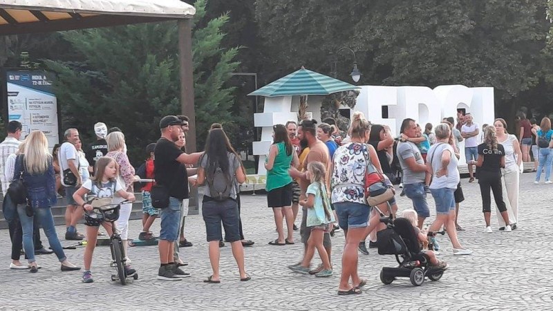 Mondjon le a miniszter!