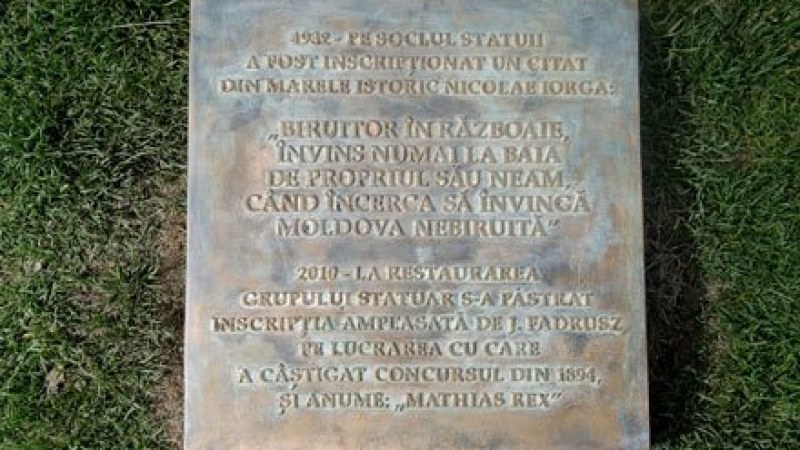 Az ügyészség szerint nem bűncselekmény, hogy sértő feliratot helyeztek el a kolozsvári Mátyás-szoborcsoport elé