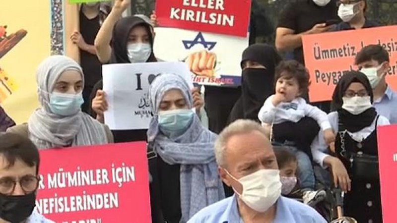 A Charlie Hebdo ellen demonstráltak Isztambulban (VIDEÓ)