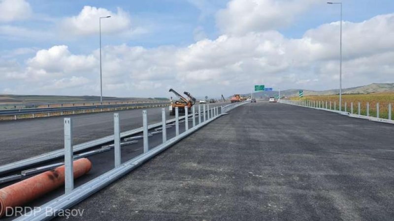 Már festik az útburkolati jelzéseket az A3 autópálya Radnót-Maroskece szakaszán