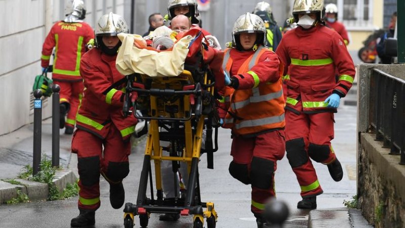 Késeléses támadás a Charlie Hebdo volt szerkesztősége közelében, többen megsérültek