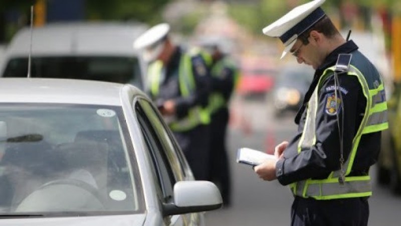 Tizenegyezer jogosítványt és mintegy 4000 jármű forgalmi engedélyét vonta be a rendőrség három hét alatt