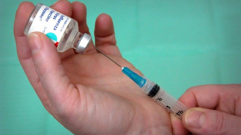 Újabb 500 ezer dózis influenza elleni vakcinát osztanak szét a háziorvosoknak