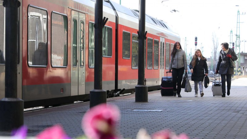 Mávinform: néhány belföldi és nemzetközi vonatot érint az óraátállítás